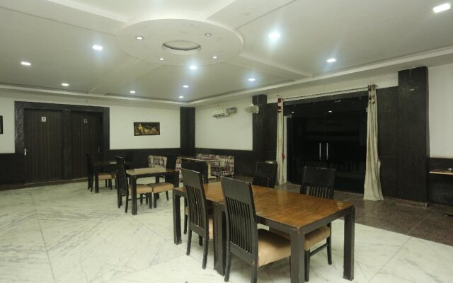 OYO 8607 Hotel Sky Inn