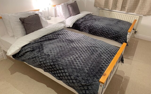 Royal Oak Apartment in Manchester Central Location