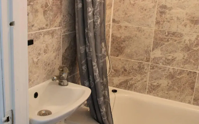 Stunning 2-bed Ground Floor Apartment in Romford
