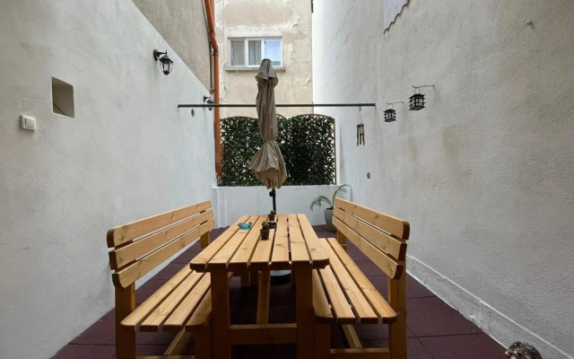 Central apartment w/ fire place - ground floor