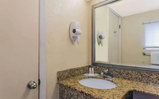 Travelodge Virginia Beach at 28th Street
