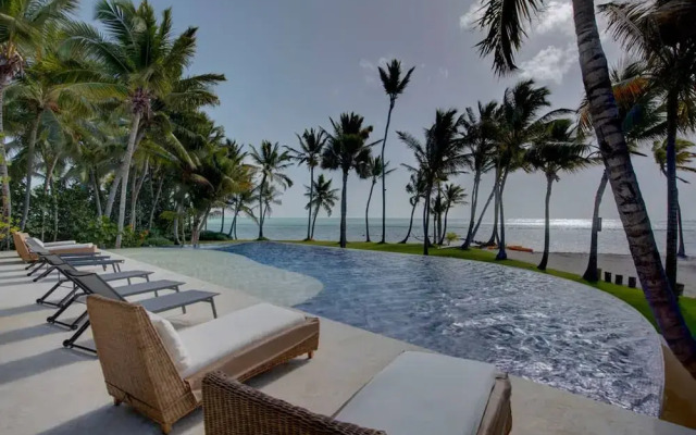 6 BR Beachfront Lush Oasis