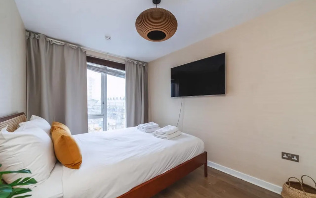 Cosy 2-bed Poplar Flat w/ City Views