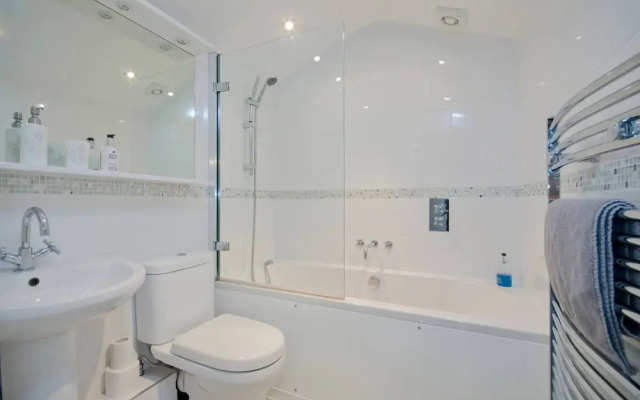 Seaview Regency Apartment With Private Parking