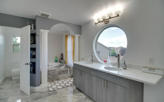 3 Mi to Rio Grande: Albuquerque Home w/ Balcony