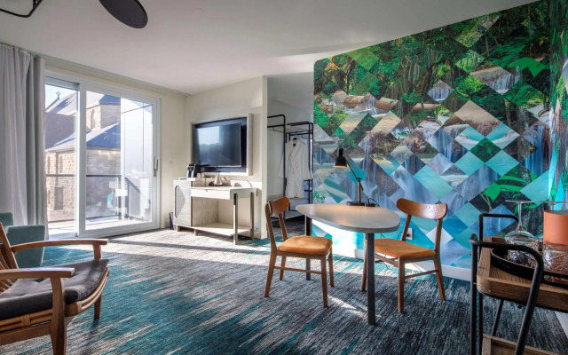 Canvas Moncton, Tapestry Collection by Hilton