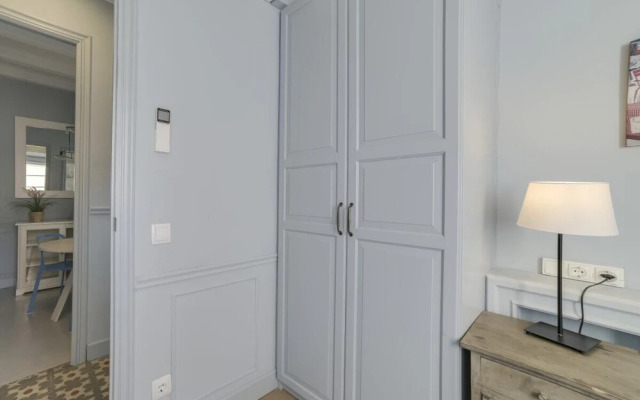 Artistic 3 Bedroom Flat With Balcony in Gracia