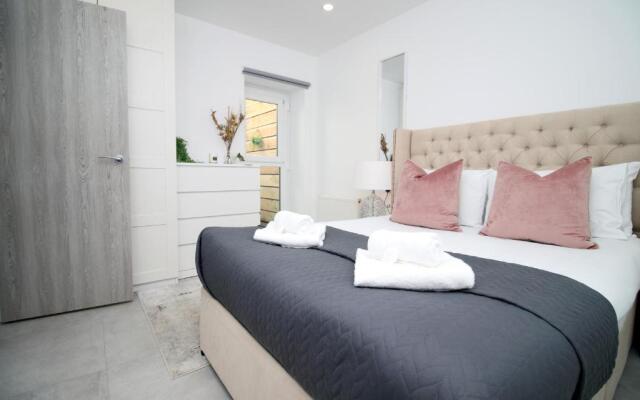 NEW Spacious 2 Bed Getaway - Private Courtyard! - Underfloor Heating