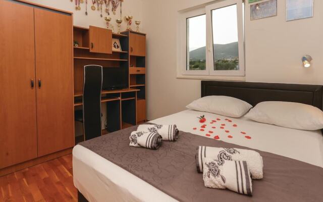Nice Home in Kastel Novi With Wifi and 3 Bedrooms