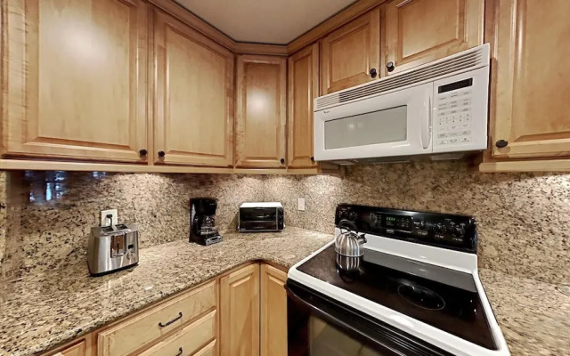 One Bedrooms At Snowbird Condos Slopeside - Free Wifi & Assigned Parking!