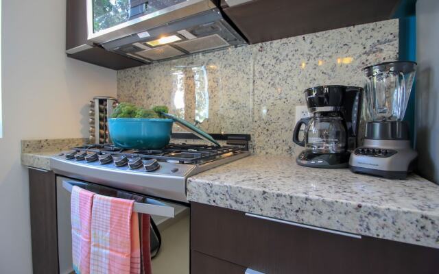 Beautiful Condo with Screened Terrace by the Pool