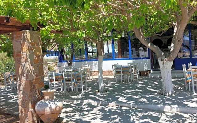 Isalos rooms on the beach