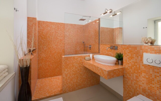 Art Villa Sis With Private Pool
