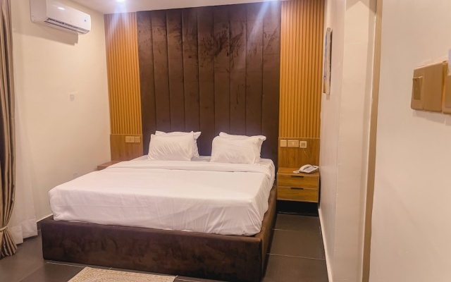 C & C Luxury Suites