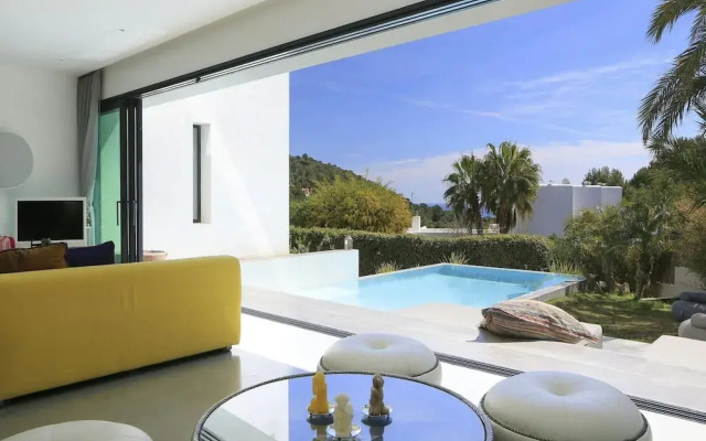 Holiday Home With Manicured Gardens