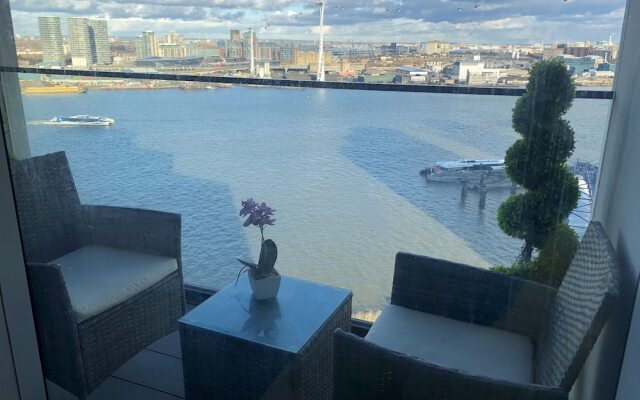 Stunning 1-bed Apartment in London With River View
