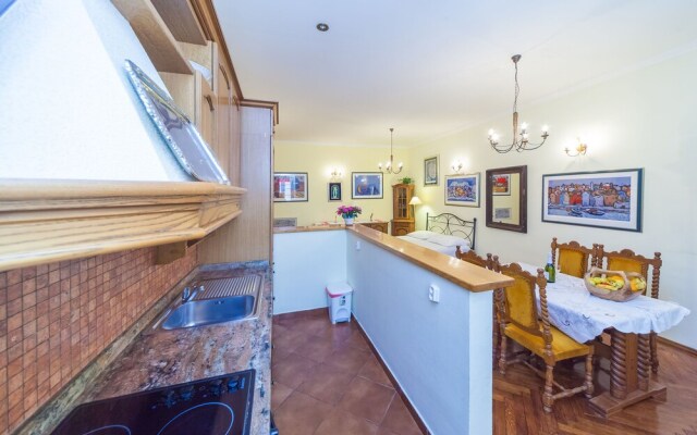 Amoret Apartments