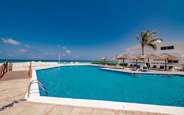 Private pool in beach front Villa
