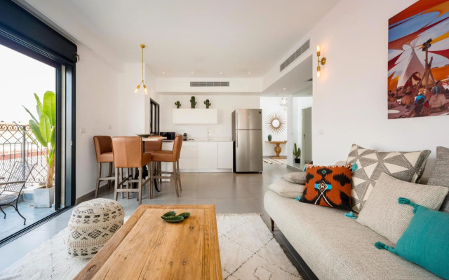 Walk to Beaches from an Arty New-Build Apartment