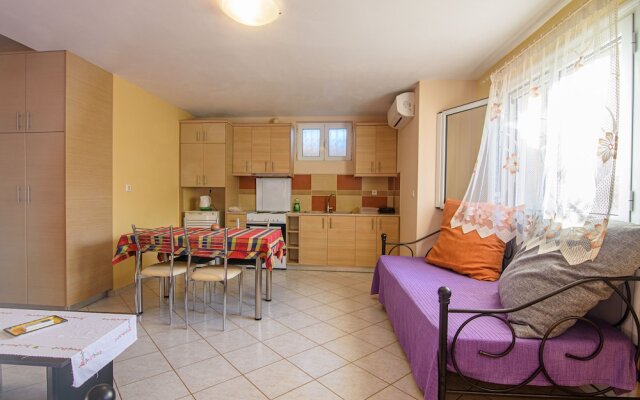 Kyparissia Garden Retreat - Cosy Master Suite