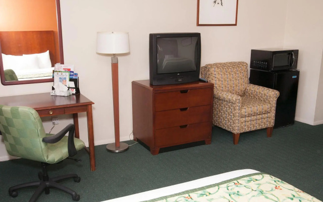 Red Carpet Inn & Suites
