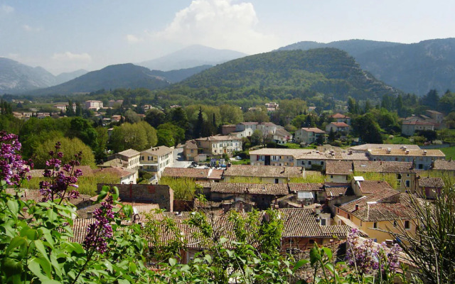 Cosy Holiday Flat With Communal Pool, Malaucène