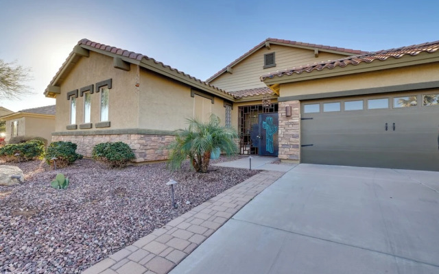 Putting Green & Hot Tub: Goodyear Retreat!