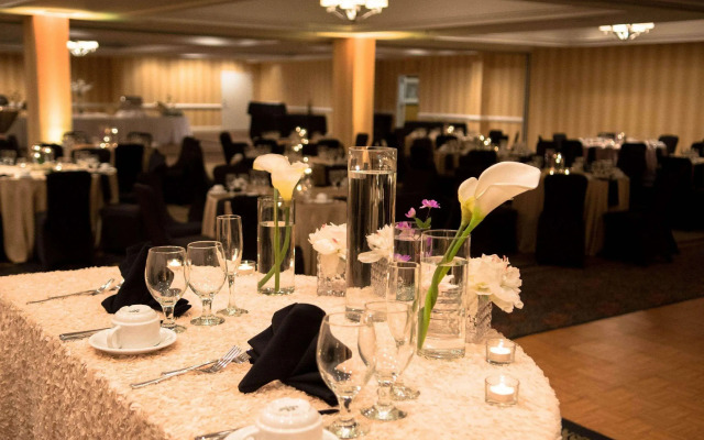 DoubleTree by Hilton Raleigh Brownstone University