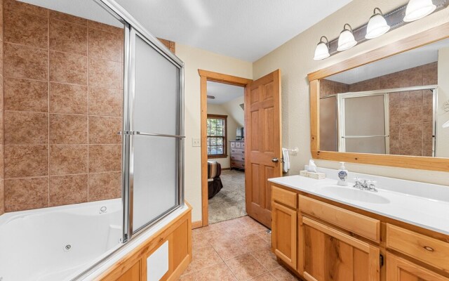 River's Creek 4 Bedroom Cabin by RedAwning