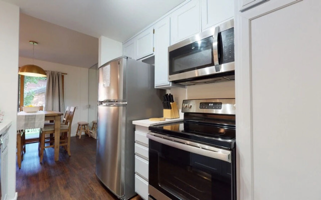 Snowcreek III 441 Pet-Friendly, BBQ Grill, Updated and On the Snowcreek Meadow by RedAwning