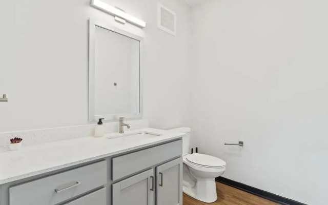 CozySuites on Mass w garage parking 21