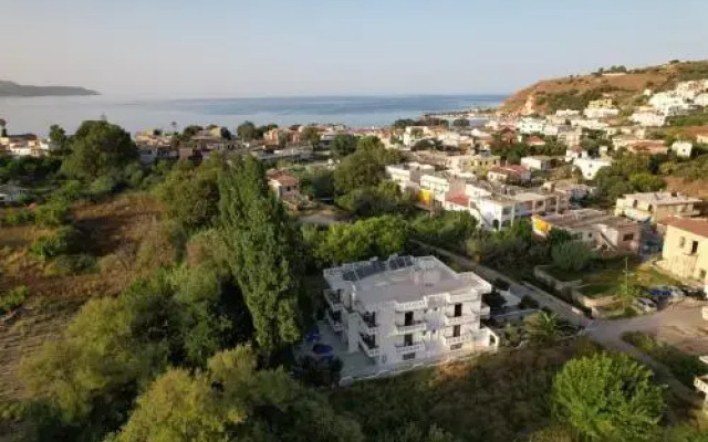 Zourpos Studios & Apartments