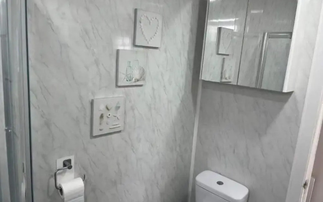 Seasideescape-2br-sleeps4-parking-petsok-fireplace