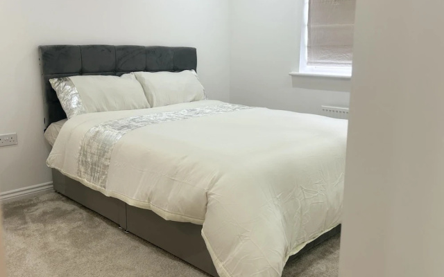 Immaculate 4-bed House in Horley