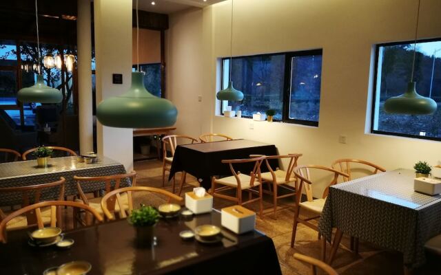 Taihu Baopu Water House