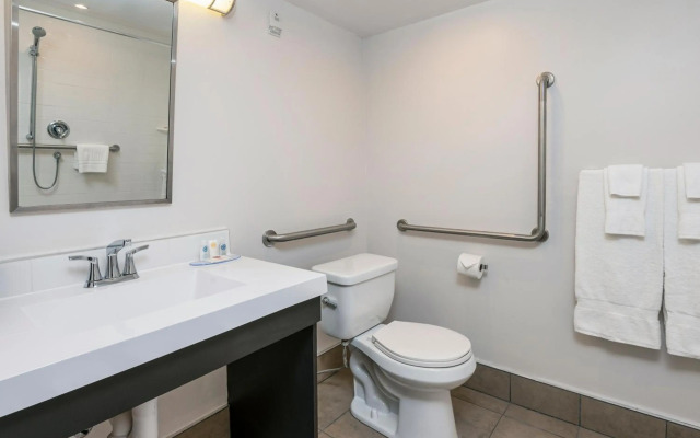 Comfort Suites Kingston Central