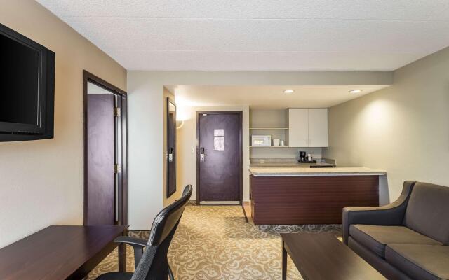 Quality Suites Milwaukee Airport