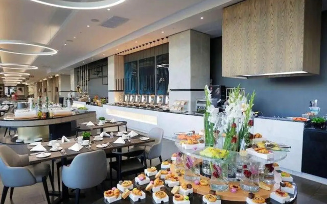 Sandtoncity-apartment-sleeps4-pool-parking