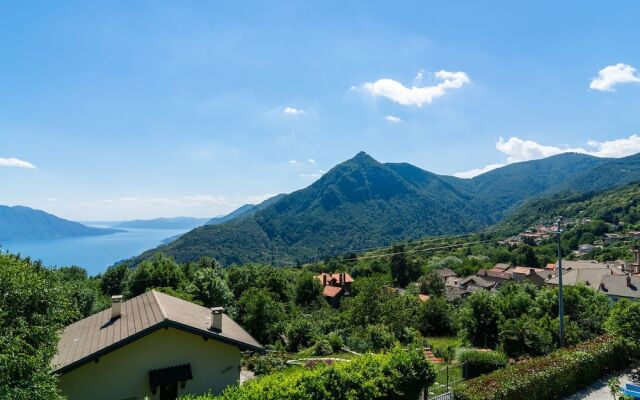 Villa With Private Pool and View of the Lake