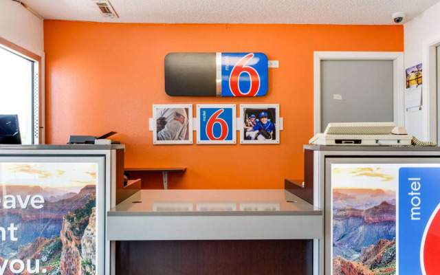 Motel 6-Fayetteville, AR