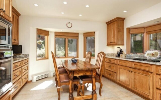 Snowmass Woodrun V 2 Bedroom Ski in, Ski out Mountain Residence in the Heart of Snowmass Village