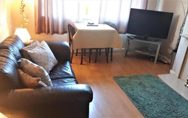 Pet Friendly - 7 Guests - Idyllic Village