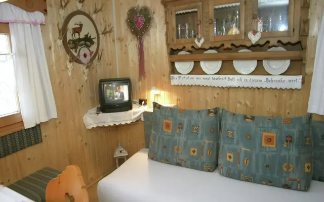 Cozy Chalet in Karrösten near Forest