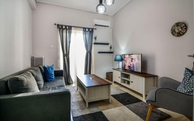 "Daydreamers Flat", staircase to Neos Kosmos