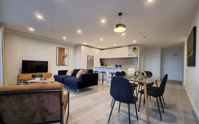 Luxe Apt w Harbour-Sunset Views -Parking