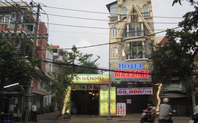 Khch san Tn H