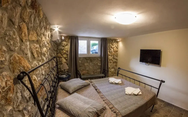 Spacious home with garden in Marathonas