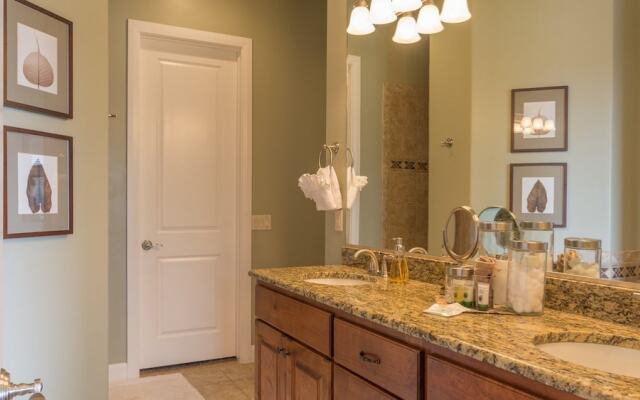 Sun-e-scape 3 Bedroom Apts by RedAwning