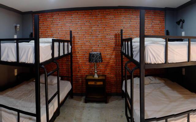 Baan Lansa Bed & Bar - Hostel