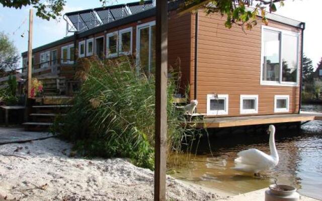 B&B Houseboat between Amsterdam Windmills